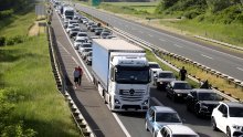 HAK: Jak vjetar otežava promet, zatvorena omiška obilaznica. Ponegdje se vozi u kolonama