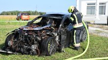Ugašen požar u Color emajlu, izgorjeli skupocjeni automobili. Objavljene fotografije