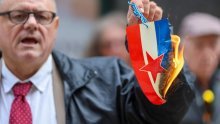 Keleminec ispred sjedišta SDP-a zapalio malu jugoslovensku zastavu