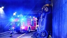 Nevjerojatna scena u Zagrebu: Automobil pao s nadvožnjaka, završio okomito