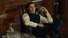 Za glumcem iz Netflixove serije dame već luduju, no rijetki znaju da mu je cura poznata glazbenica