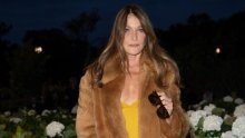 Bivša prva dama se ne skriva: Carla Bruni nabacila širok osmijeh i odličan stajling