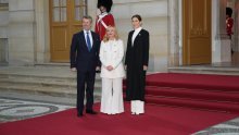 Modni dvoboj: Giorgia Meloni u elegantnom bijelom odijelu zasjenila i kraljicu