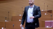 Saborski zastupnik održao minutu šutnje preminulima bez inkluzivnog dodatka: 'Zakona se treba držati'