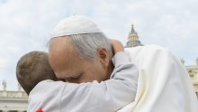 Trenutak koji će se dugo pamtiti: Papa u zagrljaju s dječakom iz Hrvatske