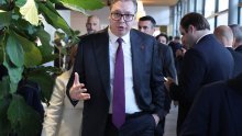 [VIDEO] Koja blamaža! Vučićev show sa stolicom zabavlja društvene mreže