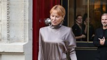 Ovo je haljina koja se čuva za posebne prilike, a Pameli Anderson tako dobro pristaje