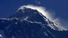 Stotine planinara zaglavile u mećavi na Mount Everestu, spasitelji ih izvukli