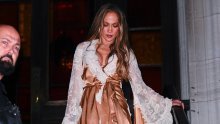 Zbog ove haljine J.Lo se našla u problemu: Riskantan prorez i dubok dekolte umalo su je koštali nezgode