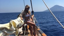 Ma je li moguće da sa 61 ovako dobro nosi bikini?