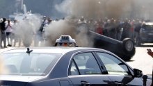 Taksisti zbog Ubera u Parizu prevrtali aute i palili gume