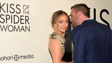 Pogledajte neugodan trenutak kada Ben Affleck poziva Jennifer da se zajedno fotografiraju