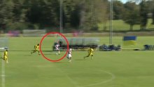 Majstorija mladog Dinamova igrača! Pogledajte golčinu sa 40 metara koju je zabio za reprezentaciju