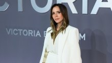 Ležerno prebačeni sako i hit sandale iz 90-ih: Victoria Beckham plijenila elegancijom