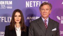 Daniel Craig iznenadio novim izgledom, no show je ipak ukrala njegova lijepa supruga