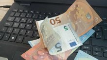 Politička kriza u Francuskoj oslabila euro, dolar ojačao
