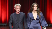 Sean Penn prošetao crvenim tepihom u društvu 30 godina mlađe djevojke