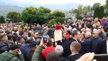 Halidov posljednji ispraćaj u slikama: Tisuće ljudi odali mu počast na putu do vječnog počinka