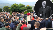 Pokopan je Halid Bešlić: Od suza unuka do izostanka Sejde - ovako je izgledao nezaboravan ispraćaj