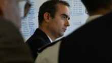 Pred francuskim premijerom dva glasanja o nepovjerenju, vjerojatno će ih preživjeti