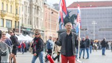 Umjetnik s otkazanog festivala nastupio na Jelačićevom trgu: 'Vratimo se drugim postavkama'