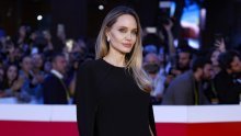 Angelina Jolie zadivila minimalizmom, a kada se okrenula, ukrala je svu pozornost