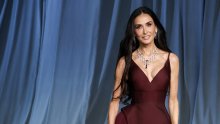 Haljina u ovoj divnoj boji stvorena je za jesen, a Demi Moore stoji kao salivena
