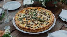 Quiche je uvijek dobar izbor, a ovaj s gljivama je najlakši i tako sočan