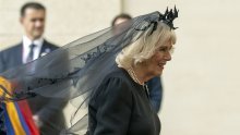 Kraljica Camilla odabrala je poseban nakit za povijesni susret s Papom