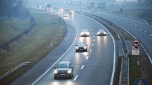 Vozači, oprez! HAK upozorio da pješak hoda po autocesti A3, magla smanjuje vidljivost