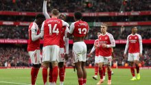 Nezaustavljivi Arsenal koristi kikseve velikana i juri po prvi naslov nakon 22 godine
