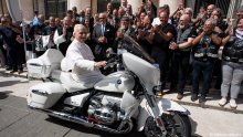 Unikatni BMW R 18 Transcontinental za papu Lava XIV. prodan na aukciji: Sav iznos ide djeci na Madagaskaru