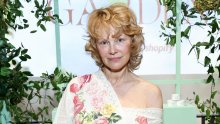 Pamela Anderson u potpunosti je prigrlila nekoć omraženu frizuru iz 80-ih