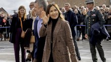 Ni lijepa kraljica nije odoljela najtraženijem komadu ove jeseni: Nosi se uz sve, od traperica do haljina