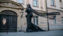 Jeste li primijetili ženu u crnoj vjenčanici na ulicama Zagreba?