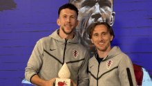 Luka Modrić uručio Ivanu Perišiću nagradu Pokaži srce
