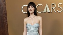 Dakota Johnson očarala u fantastičnoj haljini i otkrila novu boju kose