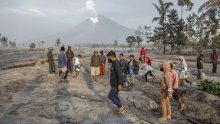 Više od 900 osoba evakuirano nakon erupcije vulkana Semeru u Indoneziji