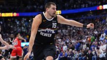 Jokić se igra s čitavim NBA-om. Pogledajte njegovu čudesnu tricu s centra i asistenciju godine
