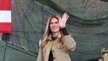 Opa, prva dama u kožnim hlačama i gležnjačama: Melania Trump iznenadila modnim izborom