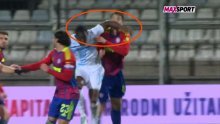 Je li Hajduk oštećen? Pogledajte kako je igrač Rijeke razbio glavu hajdukovcu