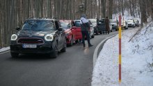 Svi bi na Sljeme: Na žičaru se čekalo više od sat vremena, automobili zapeli u koloni