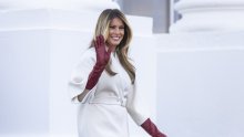 Melania Trump otvorila sezonu blagdanskih outfita: Bijeli kaput, bordo rukavice, a tek cipele...