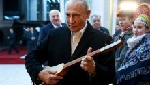 [VIDEO] Putin se primio lutnje: Pogledajte sviračko umijeće ruskog predsjednika