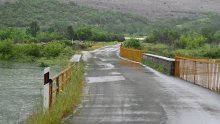Poplavljen vrgorački most, najkritičnije kod granice s BiH