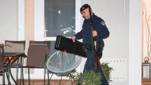 FOTO Mikulić prenoćio u pritvoru: Policija tijekom noći iznosila oružje iz njegove kuće