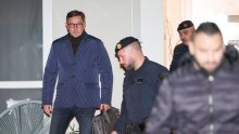 FOTO Mikulić prenoćio u pritvoru: Policija tijekom noći iznosila oružje iz njegove kuće