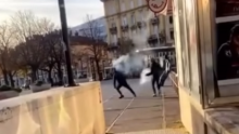 VIDEO Uhićeno pet huligana zbog incidenta na prosvjedu u Rijeci: Bacali baklje na goste kafića