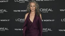 Kakva kreacija: Andie MacDowell u trendi nijansi istaknula svoje sijede uvojke