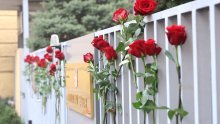 [FOTO/VIDEO] Na ogradi kod Sabora postavljeno 39 ruža za 39 ubijenih žena